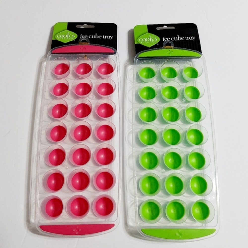 Set of 2 soft bottom ice cube trays